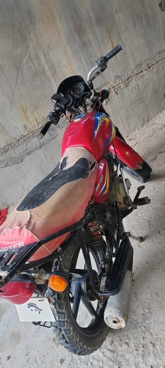 دراجه بوكسر موديل 18.اوراق كامل 
مفتوحه مره وحده.كهربائيات شغال . سعرها 600الف وبيه مجال.***********
