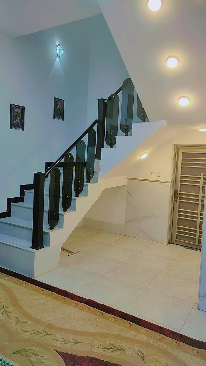 السلام عليكم بيت للبيع مع الاثاث المساحة ٢٠٠ متر زراعي حي النفط نزلت اسواق النخلة إقرار محكمة باسمي السعر خاص ***********
