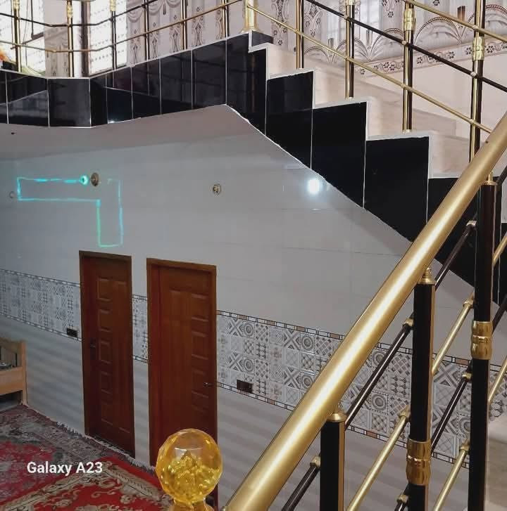 السلام عليكم بيت للبيع موقع تجاري في شارع السكلات المساحة ٣٠٠م يحتوي على غرفتين نوم وصالة ومطبخين حاروبارد واستقبال وصحيات وحديقة وكراج السعر ٩٥ مليون للاستفسار الاتصال على هذا الرقم ***********
