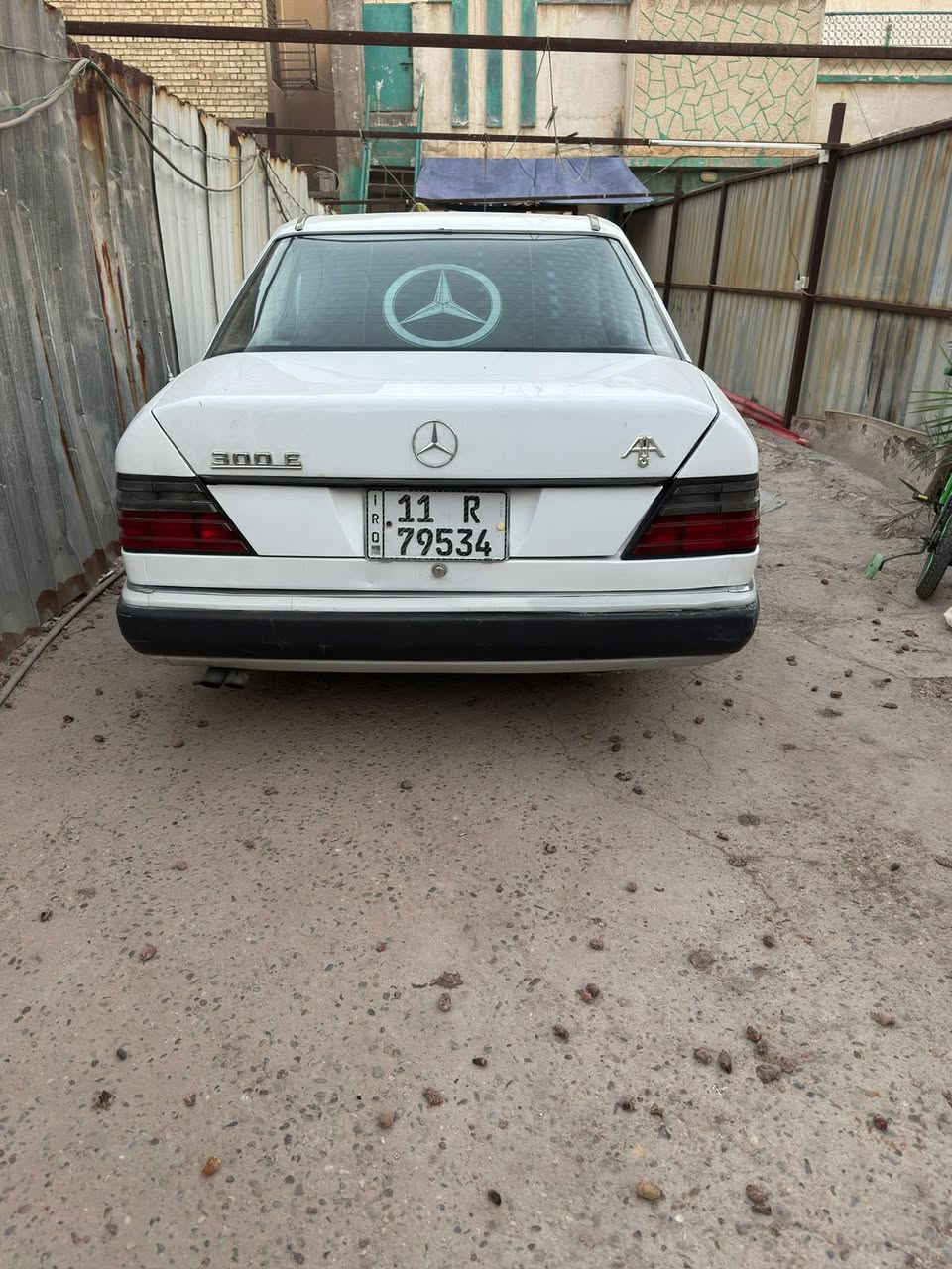 مارسدس دب 92
كير ومكينه بلادي عنكبوت 
التبريد شغال 
السياره حلوه قواعد الدبلات سليمه 
رقم انكليزي 
بااسمي تحويل ثاني يوم 
مكان السياره بغداد البنوك او حي اور 
السعر 75  
***********
