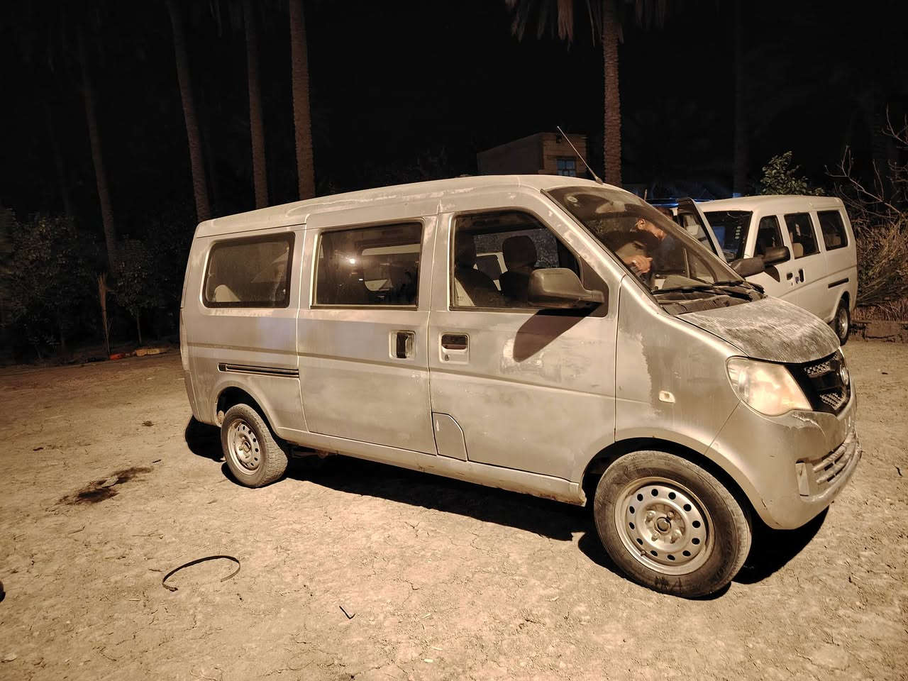 ﷽
تحيه طيبه اخواني الاعزاء للبيع فقط ليفان لون سلفر مديل 2013 مزاد وزارة الداخلية وكاله الاستخبارات بسمي الكتاب واسوي وكاله المشتري وين ماجان تمشي بيه السياره 10 راكب باص بدون صبغ وضربه مكينه مسبوشي بلادي بانزين السياره نضيفه داخل وخارج ومكينه وكير وحداديه تخم تاير غرفه كله جديده مابيها نواقص تترقم كربلاء-بغداد 
السعر 33$وبيه مجال بسيط للشراي 
المكان كربلاء الحسينيه 
رقم الهاتف ***********
