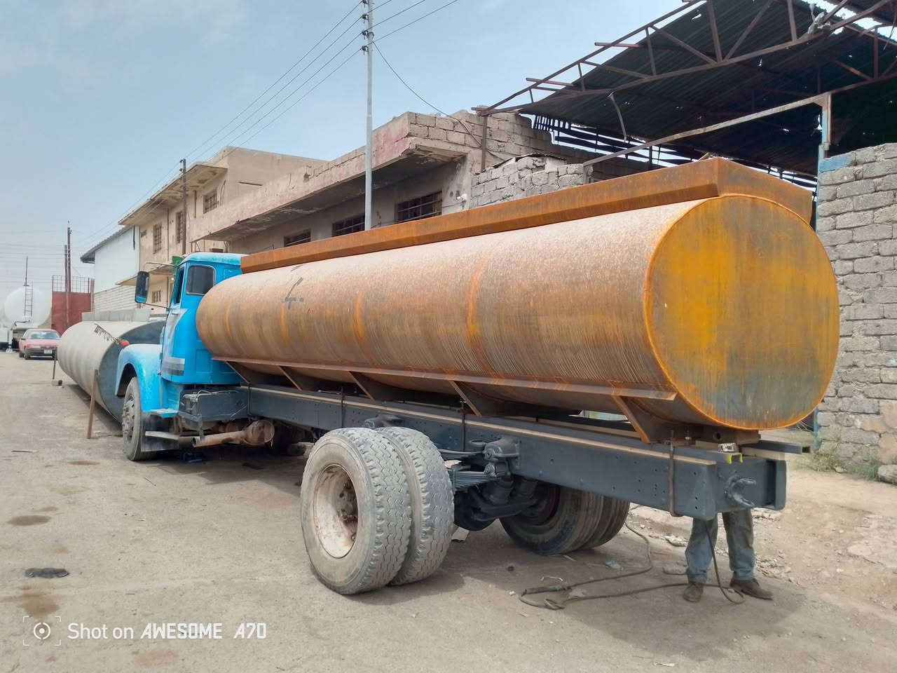 السلام عليكم من رخصه صاحب الكروب يوجد لدينا تانكيات الحموله 10الاف ومقطورات ماء مغلون السعه 6الاف  جاهز للبيع عنوان موصل وادي عكاب للاستفسار على هذا رقم ***********
