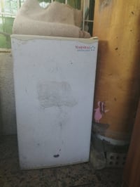 ثلاجه صغيره للبيع عطلانه ٢٥الف بغداد ٠٧٧١٢٠٥٣٧١٥