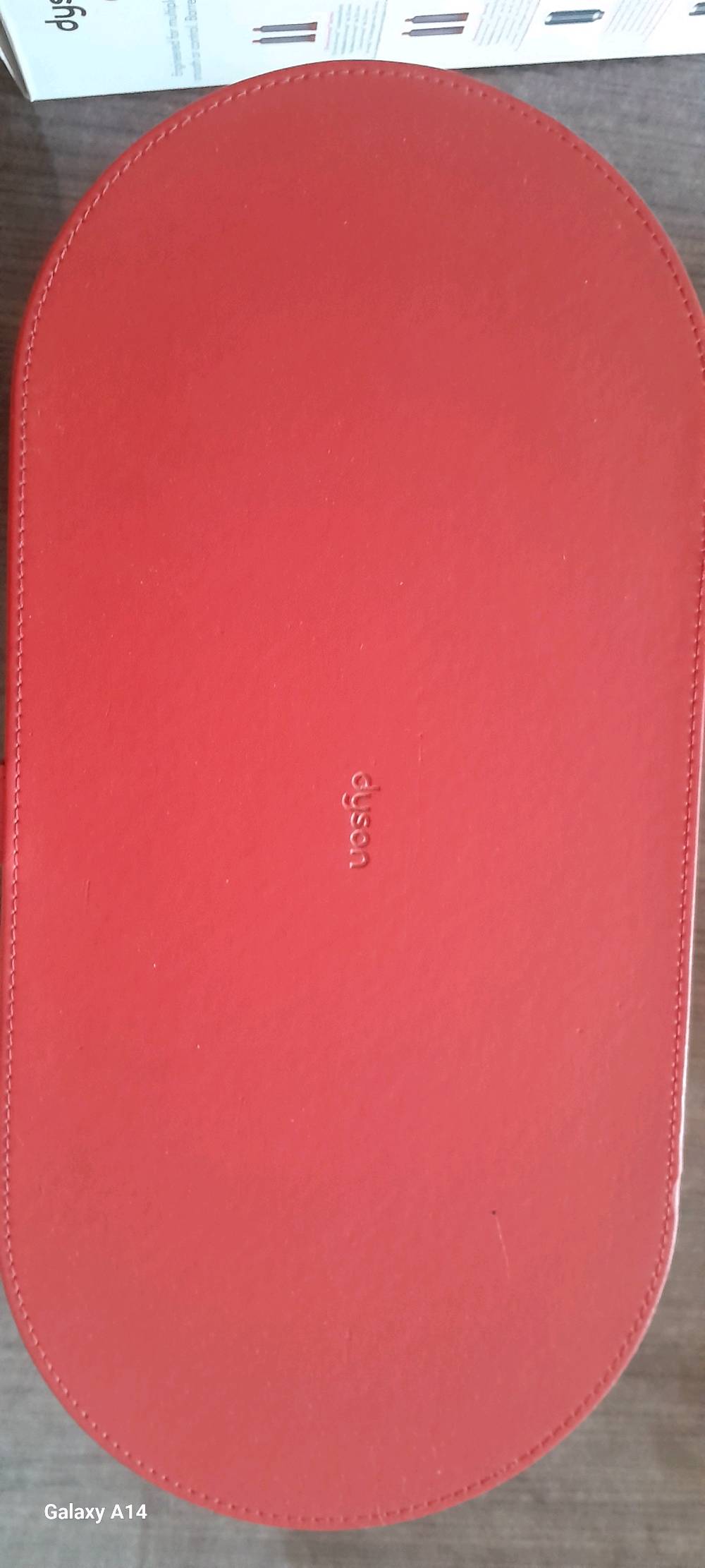 معروض للبيع جهاز دايسون Airwrap Complete بحالة جديدة، مثالي لتصفيف الشعر بجميع أنواعه باستخدام تقنية الهواء Coanda. يأتي في علبة حافظة فاخرة بلون أحمر.

مميزات الجهاز:
- لا يحتاج لاستخدام حرارة بالغة
- يحتوي على قطع متعددة للتمويج، التنعيم، والتجفيف.
- يأتي بمحرك رقمي V9

الجهاز مثالي للمبتدئين والمحترفين على حد سواء، ويجمع بين سهولة الاستخدام ونتائج صالونية احترافية.