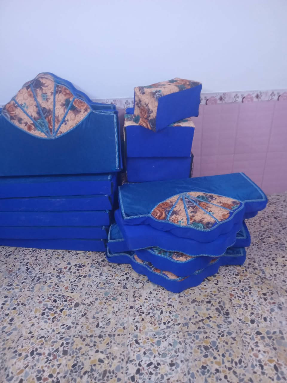 سلام عليكم جلسة ٦ دوامك فلين  كامله  نظافة ٨٠% سعره ٢٠٠ وبيه مجال بسيط حك جيه العنوان حي القادسيه  رقم ***********
