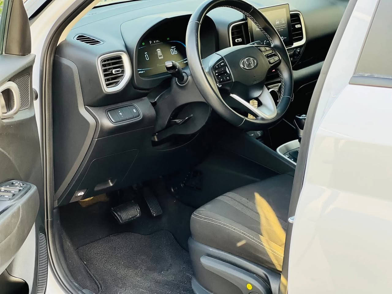 السلام عليكم فينو هونداي
موديل 2023 محرك 1600 دوش حر 
سياره فول عدا البصمه وكشنات كهرباء 
***********

**حادث ٣ صابع جاملغ خلفي وصندوق + طخه تحميل بتكمه 
1فتخه سقف 
2 تحديد مسار 
3 قياده ذاتيه 
4 تحكمات ستيران 
5 توقف ذاتي 
6 نمرات كير 3 
7رادارات 
8 رادار امامي 
9 رادار خلفي 
10 لد داخلي وخارجي 
سياره كثر من موصفات حادث بسيط جدا بدون دواخل بدون إرباك وضح الحادث بصور **السعر(١٢٠)بيه مجال حيل بسيط  مكانهة بغداد المدائن 
***********
