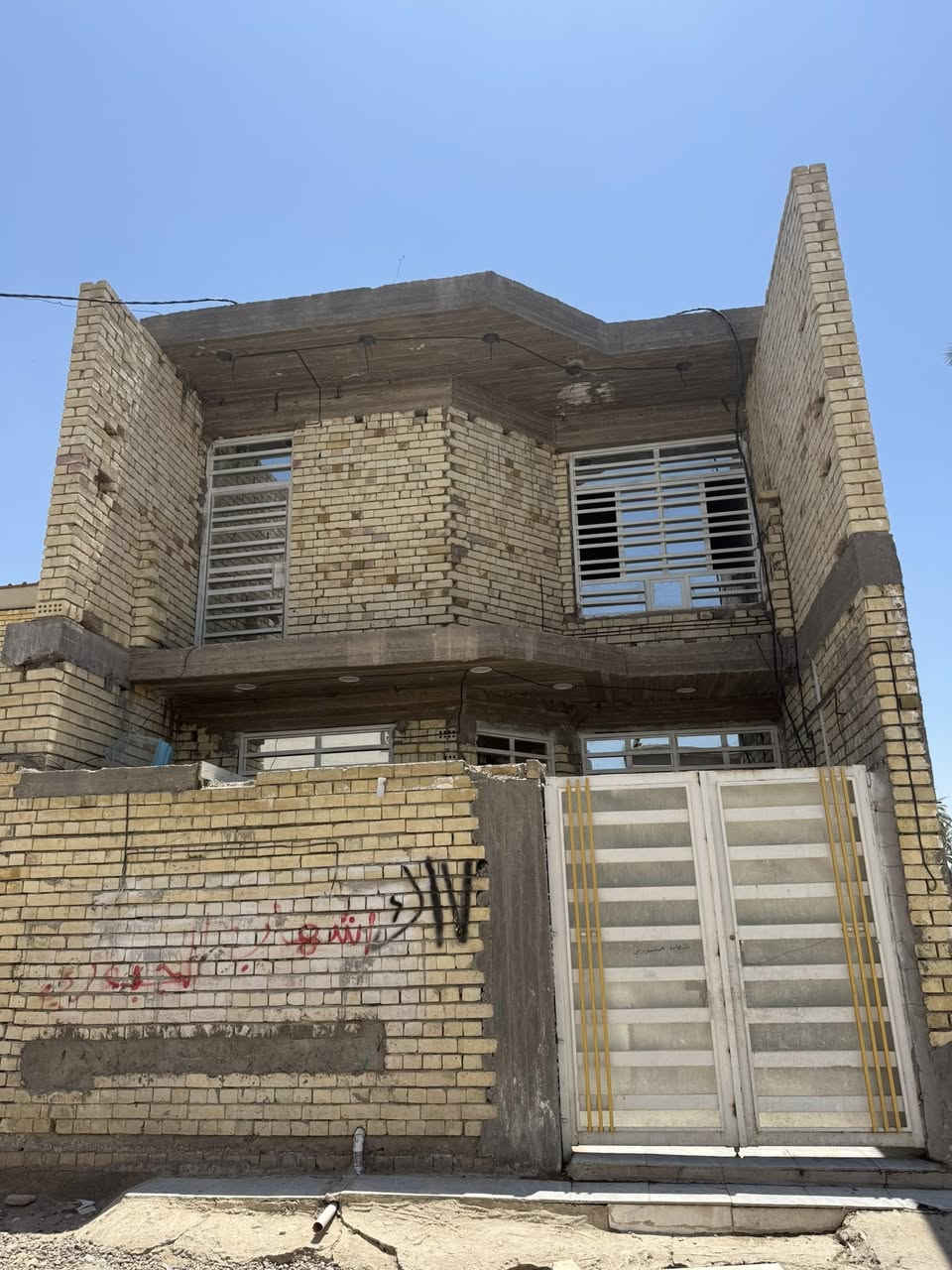 بيت 100 متر للبيع بناء حديث يحتوي على طرمه خارجيه وحمامات خارجية وصاله ومطبخ وغرفة نوم وحولي والطابق الثاني غرفة نوم وحمامات بس هيكل ما كامل الطابق الثاني خدمات كامله ماء وكهرباء ومجاري العنوان شهداء البياع بل زراعي وره سوك رضا 
للاستفسار الاتصال على الرقم *********** متوفر واتساب
ويرهم قسط 💯
