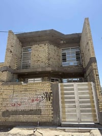 بيت 100 متر للبيع بناء حديث يحتوي على طرمه خارجيه وحمامات خارجية وصاله...
