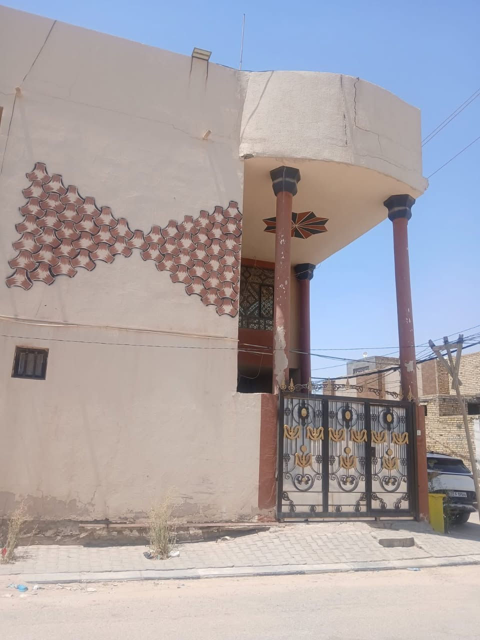 السلام عليكم دار للبيع
المساحه 140 متر مربع طابقين يحتوي الطابق الاول عل غرفه داخل الغرفه حمام وصاله واستقبال ومطبخ حار وبارد +حمام 
الطابق الثاني يحتوي عل ثلاث غرف نظام سويت 
 السعر 190 مع مجال بسيط 
للاستفسار ***********

