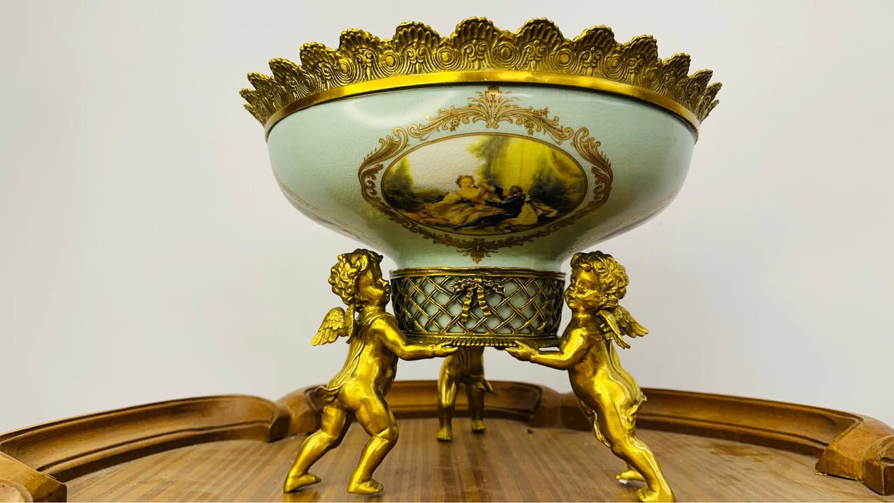 شندنيره او بورتكارت سيفر بي البرونز فرنسي قديم 
الارتفاع ٣٠سم والعمق ٤٠سم 
الارتفاع الطفل. ١٨سم 
البورتكارت او الشندنيره ٣ميناتير من الجوانب  وميناتير كبير فيه الوسط 
الذهب البندقي البارز عل الأصبع
فرنسي روكوكو  استايل روكوكو 
اللون الأخضر البستاج النادر  
الرسم هاند ميد 
فيها ٣اطفال. تفاصيلهم من العضلات والجناح  والوقفه فوق الرائعه 
البرونز بتاعهم ماسيف محمل جدا وثقيله جدا 
ممضي ومختومه بس الختم الأحمر 
الاتصال 
01126692488
وفيه توصيل لي مكان الشاري القاهرة, مصر


**إذا كنت صاحب هذا الإعلان وتريد حذفه لأي سبب، رجاءا أرسل رسالة إلى الدعم الفني**