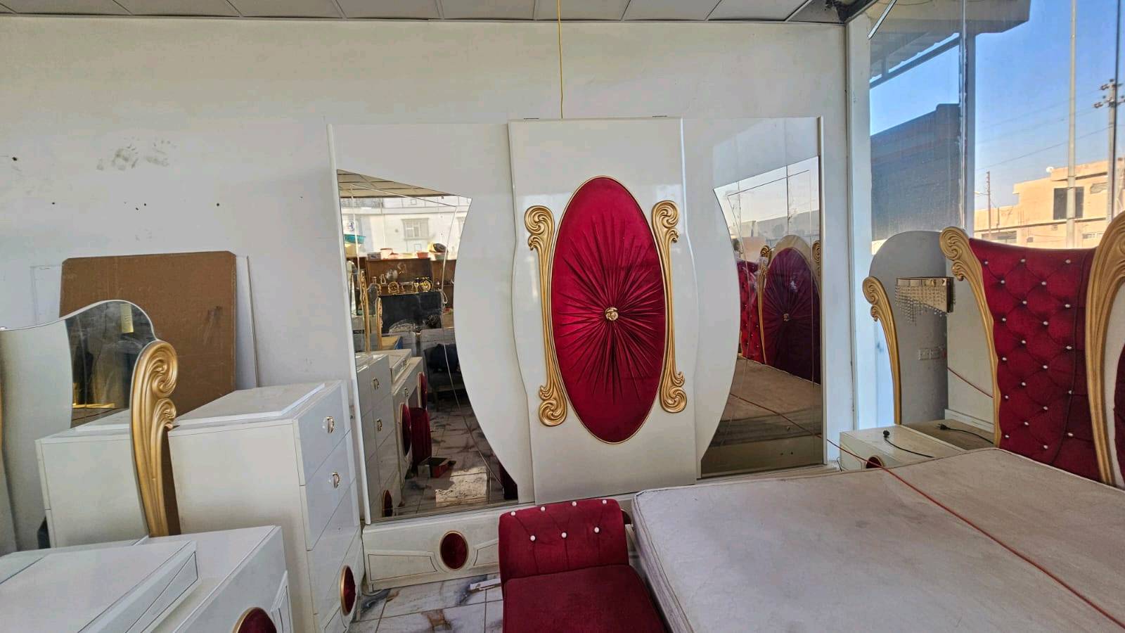 👑 غرفة نوم ملكية بتاج الجرباية الفاخر 👑
إذا كنت تبحث عن الفخامة والرقي، فهذه الغرفة خيار مميز لمنزلك.
✅ تاج جرباية أنيق وفخم. ✅ يتوفر بقياس يتوسع حتى 4 أمتار أو بأقل حسب الطلب. ✅ خامات متينة وتشطيب عالي الجودة. ✅ أسعار مناسبة مع إمكانية التوصيل.
📩 راسل الصفحة لمعرفة السعر والتفاصيل والحجز.