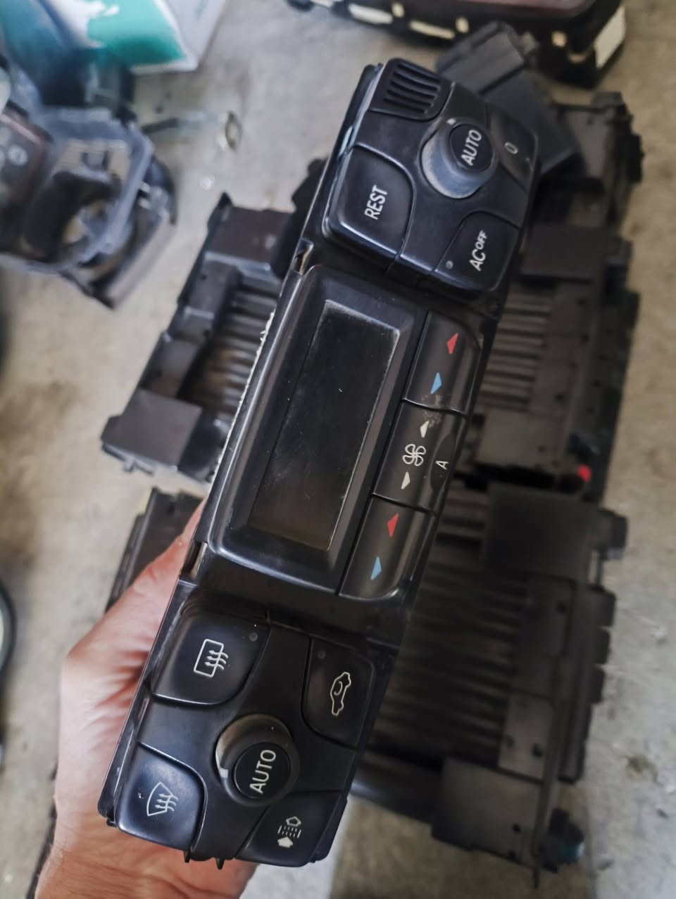 السلام عليكم اخوان متوفر ادوات مرسيدس ام عيون دب غواص شبح جامبو 190 عنوان كركوك توصيل كفه المحافظات تحياتي***********
