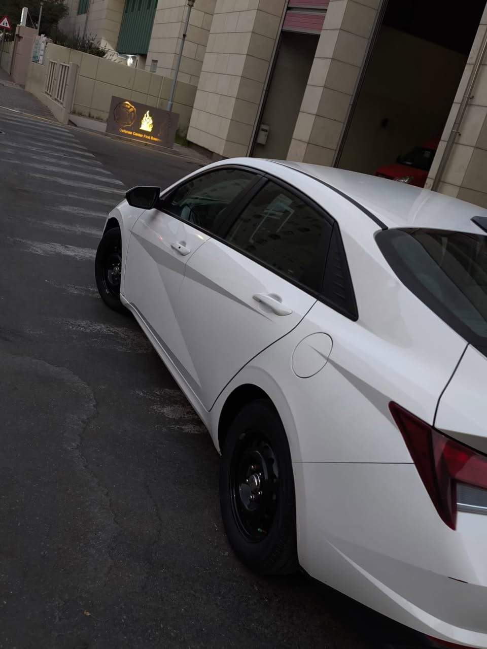 السلام عليكم 
الانتر موديل ٢٣ رقم بغداد الجديد 
حادث جاملغ مبدل اصلي وبنيد اصلي فقط الداعمية صبغ 
مكينه على الفحص كير AT تبريد ثلج صدر جديد 
فول موصفات بصمه تحديد مسار  ردارات نظام اسبورت تشغيل  عن بعد  السيارة جاهزه بيه تصليح بسيط كد شبر بالشاصي   مكان السيارة بغداد بسمايا تلفون ***********  السعر ١٣٠ وبيه شي بسيط
