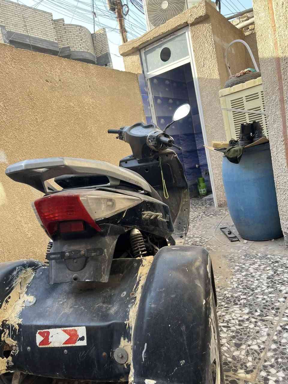 سلام عليكم
دراجه  ٣ تايرات ما اعرف اسمها. بس دراجه ياباني نكره سلف لا نضوح لا تنقيص كهربائيات شغاله  تخم تاير جديد كلش حلوه بس متروكه. يعني يرادلها ترتيب  سعرها ٤٠٠ الف وبيها مجال *********** مكاني بغداد شعله
