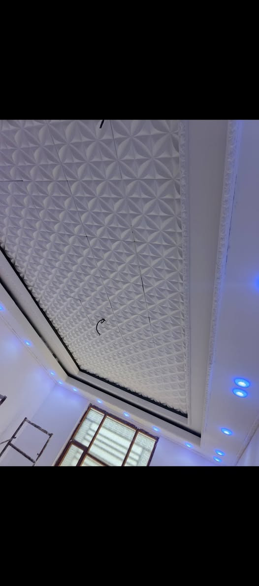 السلام عليكم
دار للبيع 200 متر للبيع 
الوجه 10 متر يحتوي على غرفتين 
صفر استخدام 
لبخ كامل داخل خارج 
الواجهيه سيراميك وفوم تركي
الارضيه ١٢٠ في ٦٠ كل البيت واغلب الجدران بورسلين 
سقف البيت بالكامل ديكور مغربي 

والسعر جدا مناسب 
للتواصل الاتصال 
*********** 
***********
العنوان حواس حي العباس قرب المولمودلده
