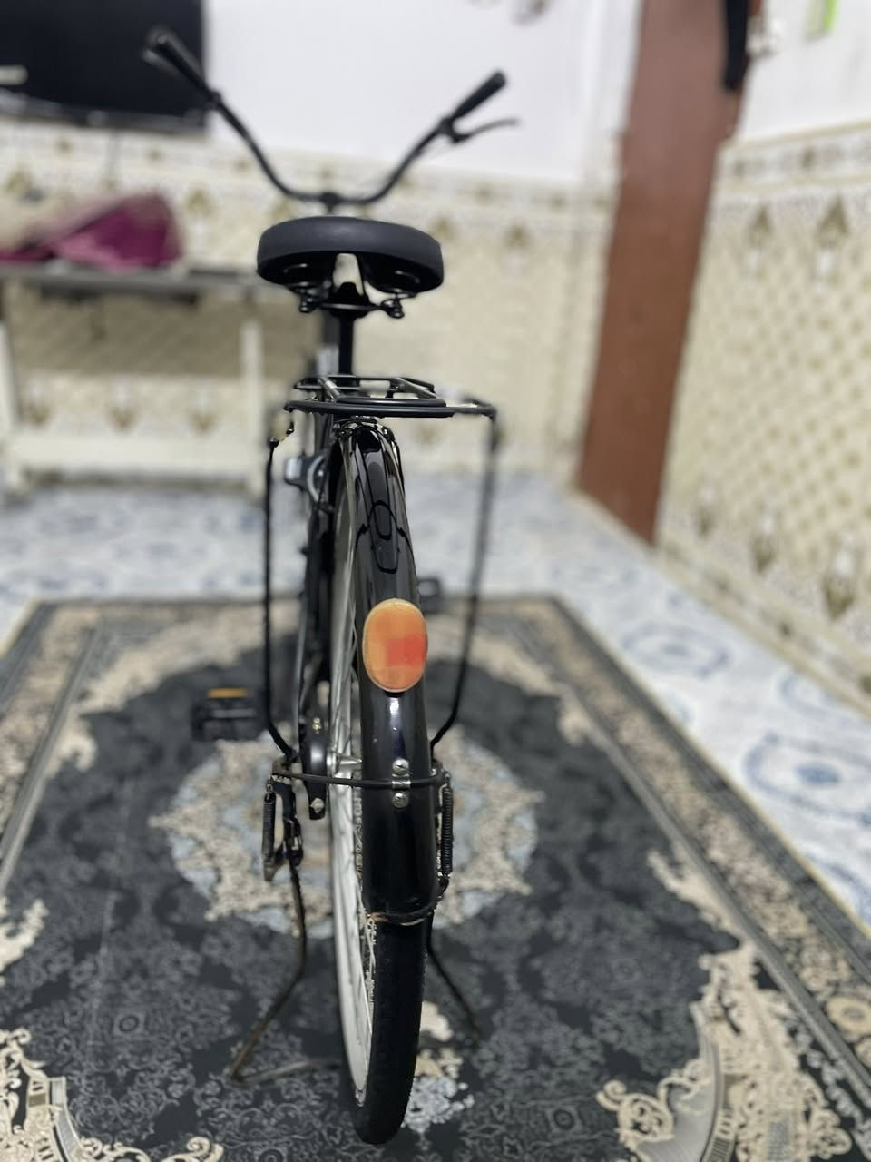 السلام عليكم 
بايسكل حجم 26
للبيع 
اسود لمعه فول
بايسكل عوزه بس جناي 
موديل 19
المكان حيانيه اول لاين 
فيس قليل متواجد بي 
واتساب موجود ***********
