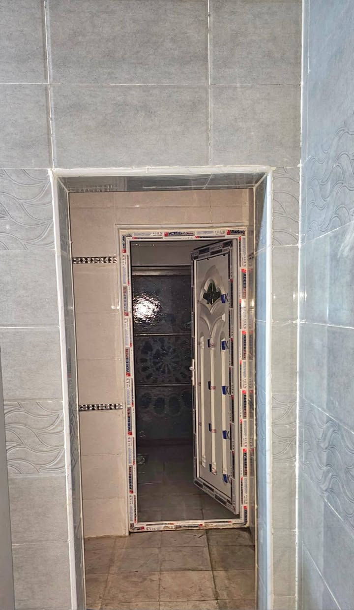 مساحه 80 بناء سنه25 جديد صب كونكريت يحتوي على استقبال وحمام خارجي ومطبخ وصاله وغرفه وحمام داخلي +مكشوفه بيت نضيف وجديد ودرج وسطح صب 30 وبي مجال *********** الواتساب

