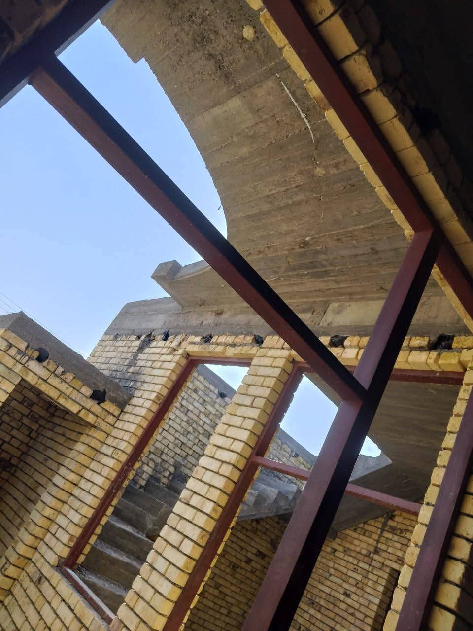 هيكل طابو صرف للبيع خلفي مكانه كلش حلو ومناسب العنوان الفداء شارع المدارس خلف شارع  ٦٠ مباشر سكن متكامل بناء درجه اوله صب كونكريت مسلح السعر 50 ،،،،،،، وبيك خير وتدلل ***********
