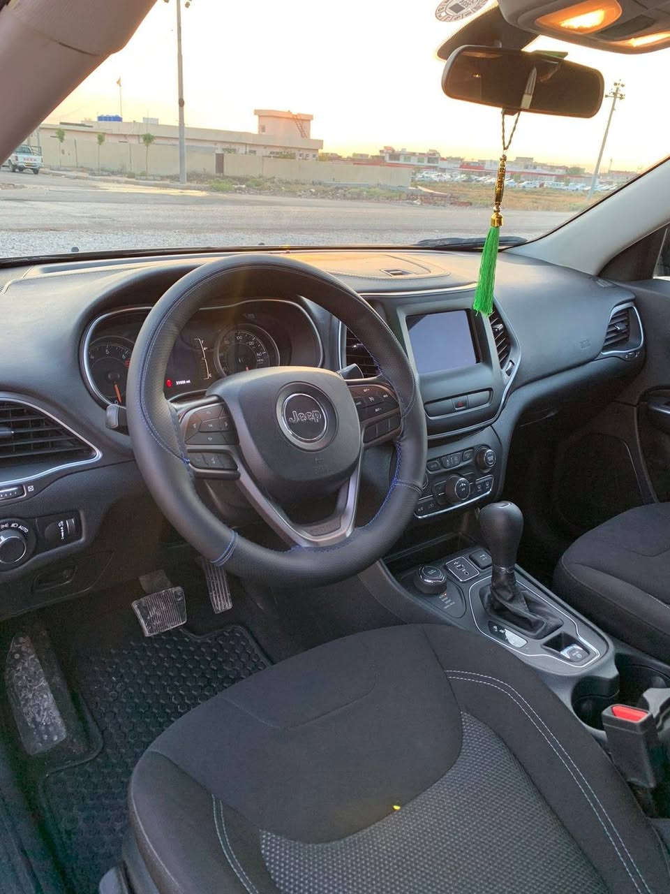 من رخصة الادمن المحترم
 جيب بزون 2020 محرك 4 سلندر 2400 رقم اربيل دولي سنوية لل2027 باسمي ماشية 59الف كيلو بيهة بس البنيد صبغ بدون دواخل السيارة شرط من الدعامية للدعامية السعر 160 ورقة مكاني تكريت للاستفسار الاتصال على هذا الرقم *********** او مراسلتي على الخاص
