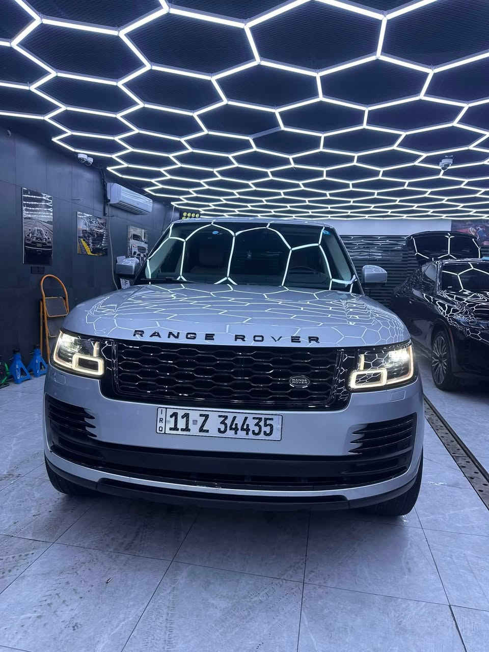 � للبيع | Range Rover Vogue HSE P400 | موديل 2020

للبيع رانج روفر فوج HSE P400 موديل 2020

▫️الممشى: 80,000 كم
▫️المحرك: 6 سلندر P400 (400 حصان) مع نظام 48V Mild Hybrid
▫️القير: أوتوماتيك 8 سرعات
▫️الدفع: رباعي دائم (4WD)
▫️الوارد: أمريكي

المواصفات:

✅ بانوراما
✅ كاميرات 360°
✅ حساسات أمامية وخلفية
✅ تشغيل ودخول ذكي (Keyless)
✅ تشغيل بصمة
✅ مقاعد جلد كهربائية مع ذاكرة
✅ تبريد وتسخين للمقاعد الأمامية
✅ تدفئة للمقود
✅ تعليق هوائي
✅ شاشة كبيرة + نظام ملاحة
✅ جنوط أصلية 22 إنش

الصيانة والحالة:

✔️ صيانة دورية منتظمة
✔️ السيارة نظيفة جدًا وجاهزة للاستخدام.
✔️ لا يوجد أي Airbag مفتوح
✔️السعر 43,500$ قابل للتفاوض 
✔️العنوان بغداد للتواصل 
✔️الهاتف : ***********
