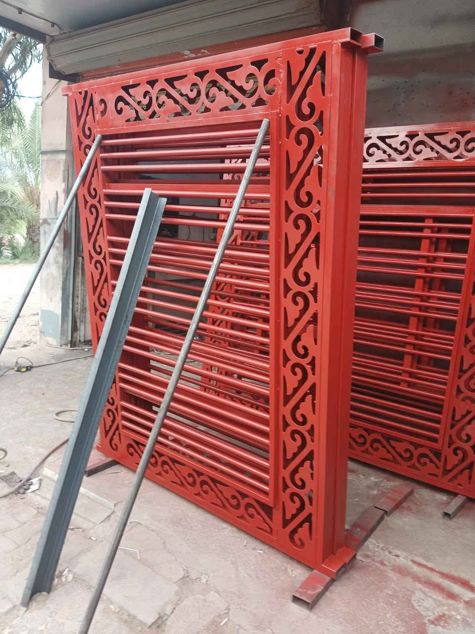 سلام عليكم مستعدين للعمل كافت انواع الحداده شغل نضيف اوحلو سعر المتر 2ملم شرط 70المتر اما 1اونص 60سعره المتر اما الباب بدون اضافه متر عليه سعر الباب ولشباج نفس الحساب مكان العمل نجف قريب نفق المختار رقم التلفون *********** يالله
