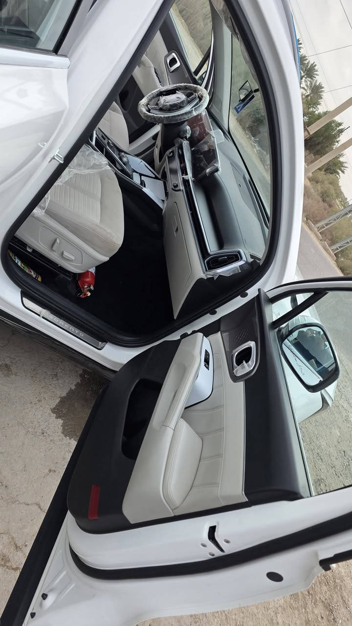 محرك ٦ سلندر  حجم محرك ٣٥٠٠
 ٧ راكب شاشة متصلة
ويل ٢٠ كامرة خلفية 
شاشة متصلة ٦٤ لون محيطي
تبريد ٣ قطع مناخي منفصل
كراسي كهرباء 
حساس مطر وشاشة تبريد لمس
تشغيل عن بعد وكير ماوس
٤ انظمة قيادة وفول تحكم ستيرن
جنطة كهرباء وحساس امامي وخلفي
اريل نفيكتر وباقي المواصفات
ضمان شركة نيم 
ماشية 
العنوان بغداد  ***********
