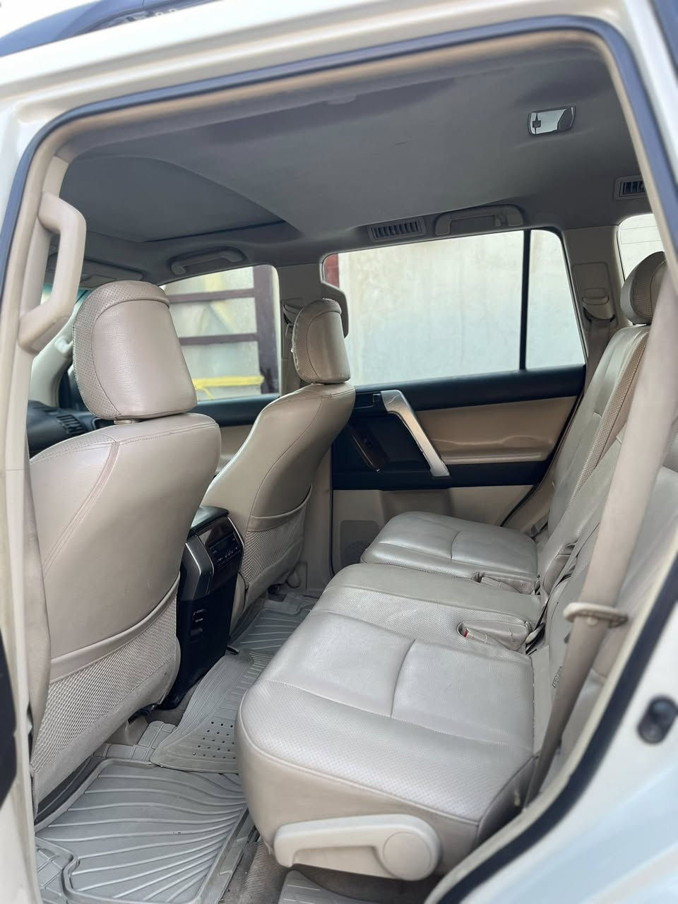 سلام عليكم لاندكروز برادو خليجي البيع موديل 2010  مكينه 6 سلندر  الفئهTxL  ماشيه 135كم 7 راكب بدون صبغ بيها بس قطعتين مبدله السعر خاص ***********
