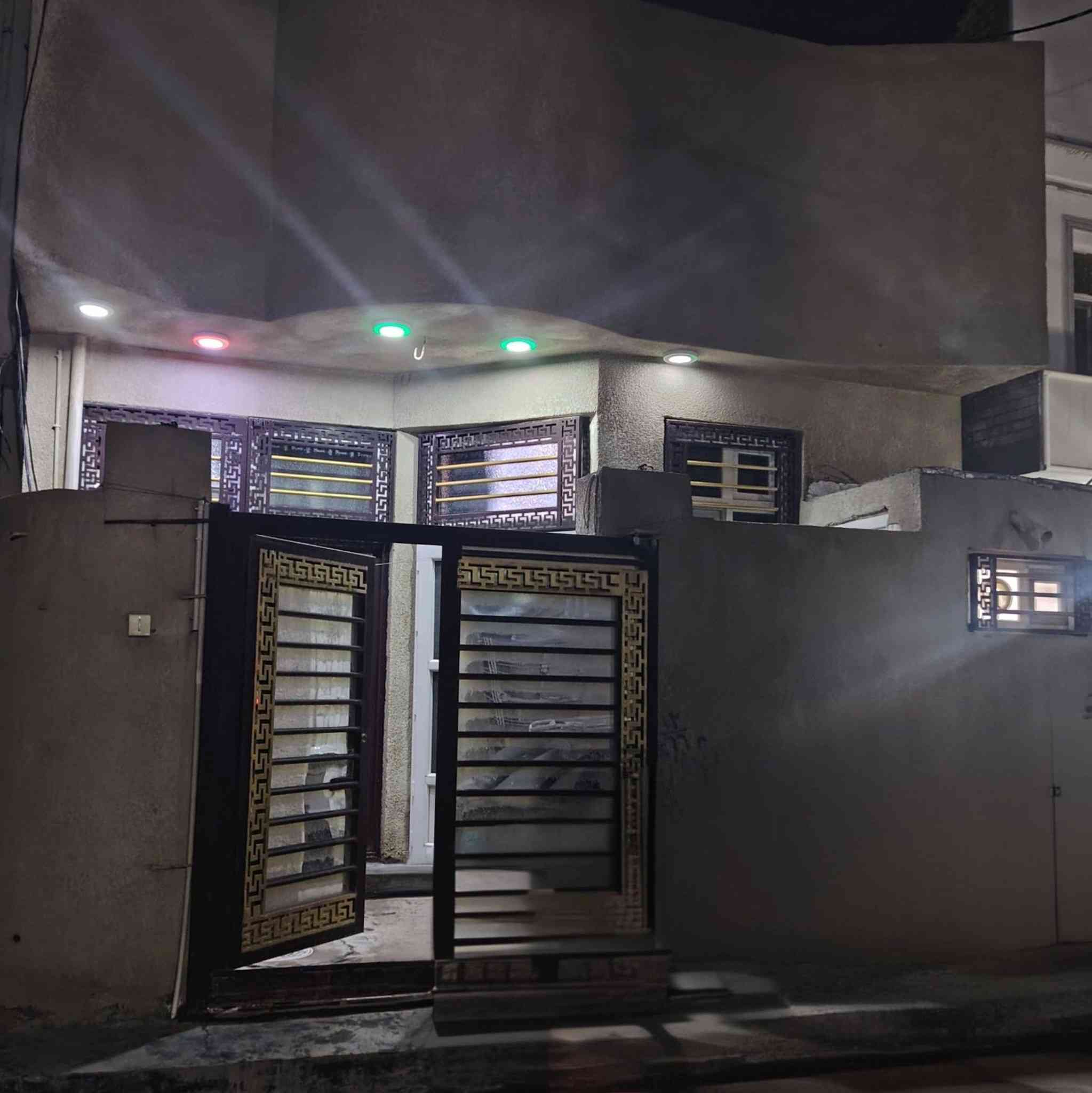 السلام عليكم عدي بيت للبيع ٨٠ متر بناء طابوق  طابق واحد سند ٢٥ خلف مدينه العاب ضوء القمر  مباشر وقريب من حولي ابو مهدي المهندس طريق الزوار مع كافه الخدمات  يصلح سكن او حسينيه  للااستفسار ***********
