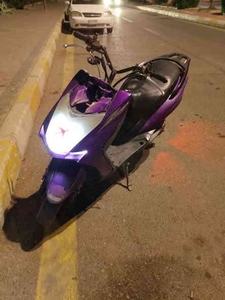 السلام عليكم 
دراجه سكنس لد حديث (تايوان) 🇯🇵🇯🇵

دراجه كامله مكمله اوراق بسمي تحويل ثاني يوم 
مكينه مجفته وشد مضبوط بس ما تشتغل يرادله كابريتر 
كلشي موضح بالفيديو 

السعر 150وبيه مجال 
***********
