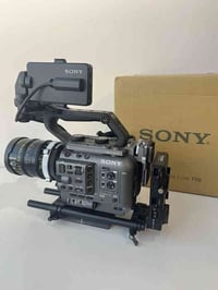كامرة سوني FX6 للبيع فقط بدي و وياها الكيج  نظافة 98% استخدام كلش قليل...