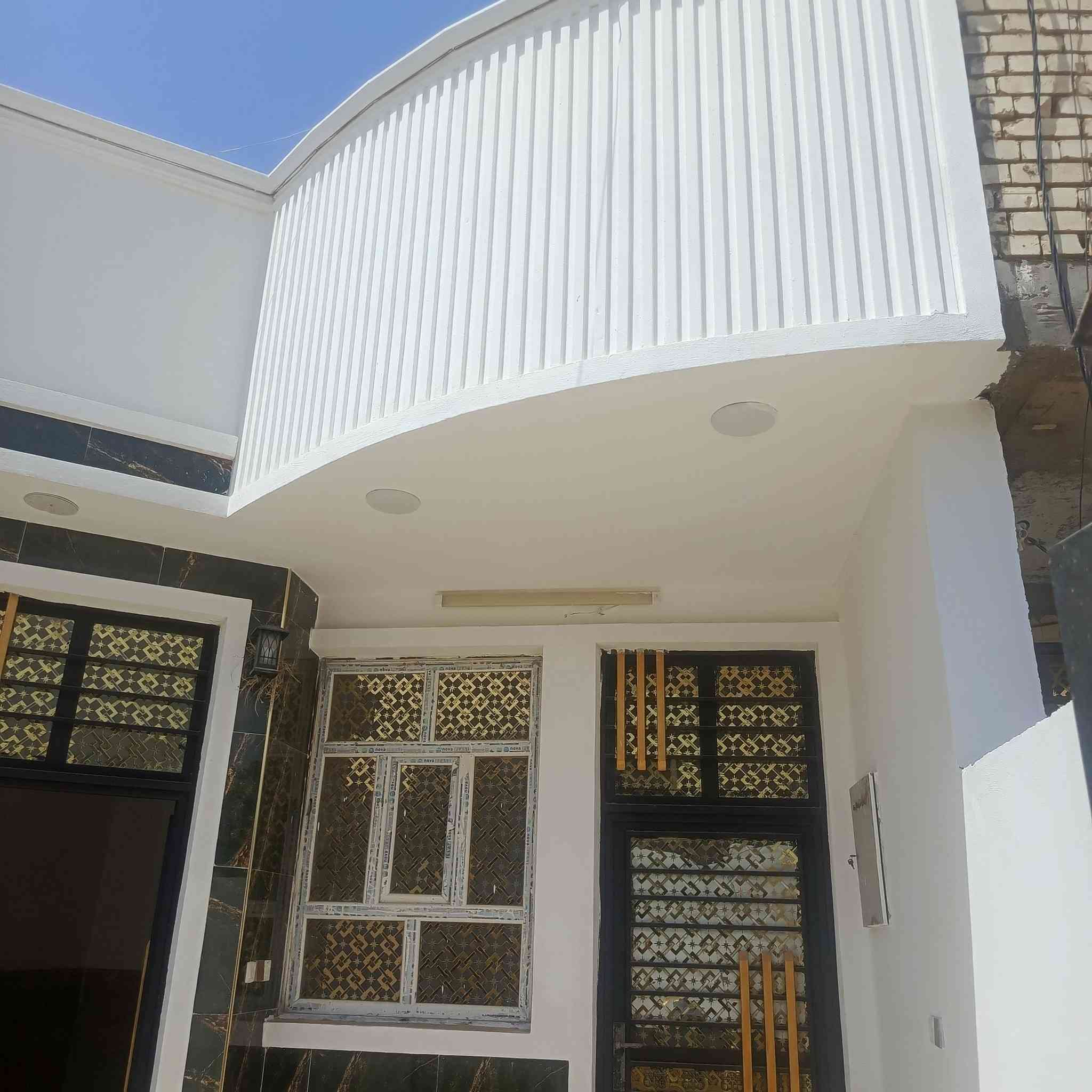 مشتمل طابق واحد بناء طابوق بناء جديد سنه 2025  مساحه 150 واجه 7 شارع 15 نافذ على 20 مفوووول من كلشي مناقصه برغي حتى البنكات مشدوده بعده مامسكون ولا ساعه  يتكون من استقبال ومطبخ وصاله وغرفه نوم ومجمع صيحات كامل ومناور درج دائري  ملك صرف تحويل ثاني يوم السعر 80 وبيها مجال عنوان الصقلاوية الشهداء الثانيه شارع 20 هاتف ***********
