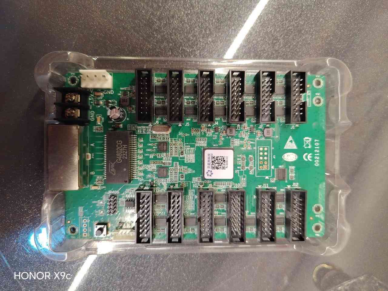 بطاقة الاستقبال NovaStar MRV416 هي بطاقة استقبال عالية الأداء مصممة خصيصًا لأنظمة شاشات LED.
تدعم دقة تصل إلى 512×384@60Hz مع شرائح تشغيل PWM. 
تتميز بوظائف مثل معايرة السطوع، ودعم الإخراج ثلاثي الأبعاد، وتعديلات جاما RGB الفردية. 
تستخدم 16 موصل HUB75E قياسيًا للاتصال، مما يضمن استقرارًا عاليًا. 
تدعم ما يصل إلى 32 مجموعة من بيانات RGB المتوازية وهي مناسبة لمختلف إعدادات الشاشات. 
يمكن شراؤها من المتاجر المتخصصة في مكونات شاشات LED أو عبر الإنترنت

متوفر قطعتين 
اثنينهن ب 30


**إذا كنت صاحب هذا الإعلان وتريد حذفه لأي سبب، رجاءا أرسل رسالة إلى الدعم الفني**