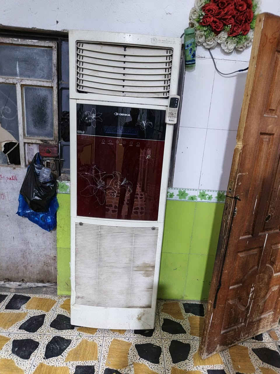 سلام عليكم سبلت نقص بواري وايرات مشلعه دنكه تلاثه طن اللمراوس حسب القناعه بي جداري طنين والعارضه شغاله شرط شغل بابين سلايت حجم جبير شبابيچ المامي والخلفي ماهن شاشه الفوك مكسوره الايلونه مالته مراوس بثلاجه كبيره حسب القناعه نضيفه الستفسار علاء هاذ رقم ***********
