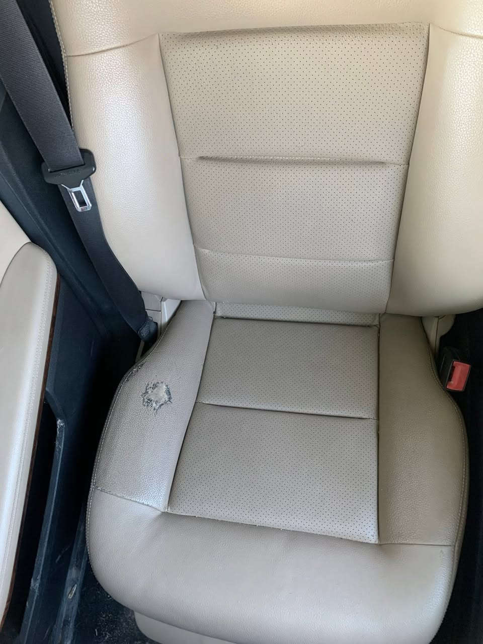 سلام عليكم حبايب
‏Mercedes-Benz E350 
مارسيدس E350 2012 
محرك 3500 
تو ويل وارد امريكي
كلين كلين بدون ضربه او معجون او غرق على فحص 
وبارد بس چاملغ خلف سايق حك شبر واقل فحص سونار 
ماشية 115 الف ميل 
المواصفات:
شاشه كبيرة
ماوس شاشة
كشنات كهرباء
كشنات خزن

حزام امان كهرباء

تركشن تزحلق
ابواب ترحيب شعار مارسيدس
كير مثبت سرعه
داخل بيجي مع تطعيم صاج
سماعات هارمن
اناره محيطيه داخليه بلادي
مري كهرباء
كاميره خلفيه دوارة
دعاميات AMG اصلي
دوس AMG اصلي  
كير مكينه تبريد كلة جاهز
ادامه منضومه محرك
ادامه منضومه كاملة فلاتر وكير 
***********
السعر 185 وبيه مجال للطيبين
