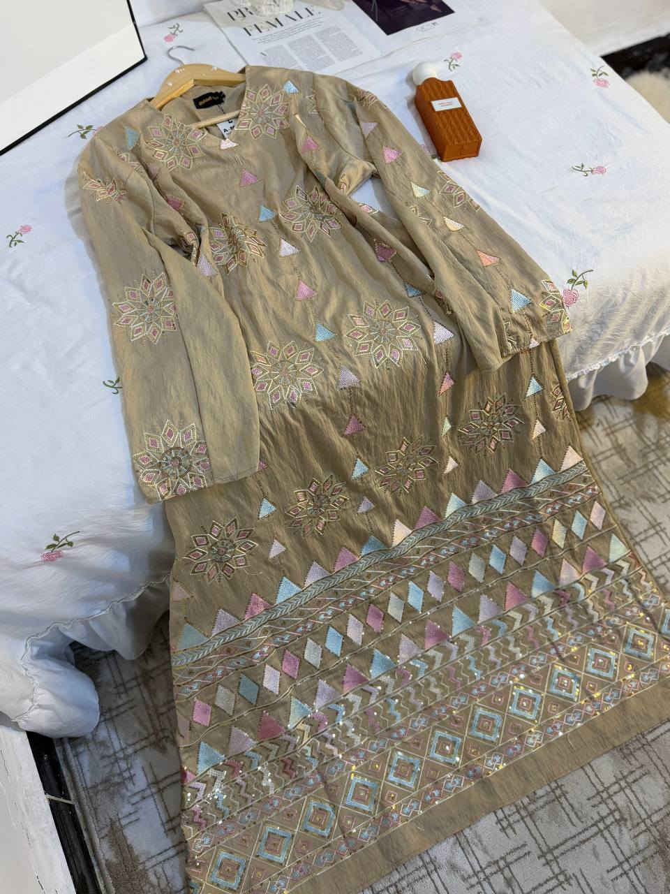 أناقة  تليق بطلتج 🎀💅 يمووتن بالحقيقه واذا طفرت مرجوعه🙈
قطعة Vip صممت  لتمنح أناقة هادئة وقماش يحاكي الجودة في كل تفصيل .

نوع القماش :  كتان قطني طبي   ترتر شغل يدوي كواليتي عالي  غسل ولبس  

طول :  145 cm من الكتف

سعر: 40,000 ✅

 L, XL, 2XL, 3XL : قياس

توصيل لكافة محافظات العراق ومناطق بغداد 5،000


**إذا كنت صاحب هذا الإعلان وتريد حذفه لأي سبب، رجاءا أرسل رسالة إلى الدعم الفني**