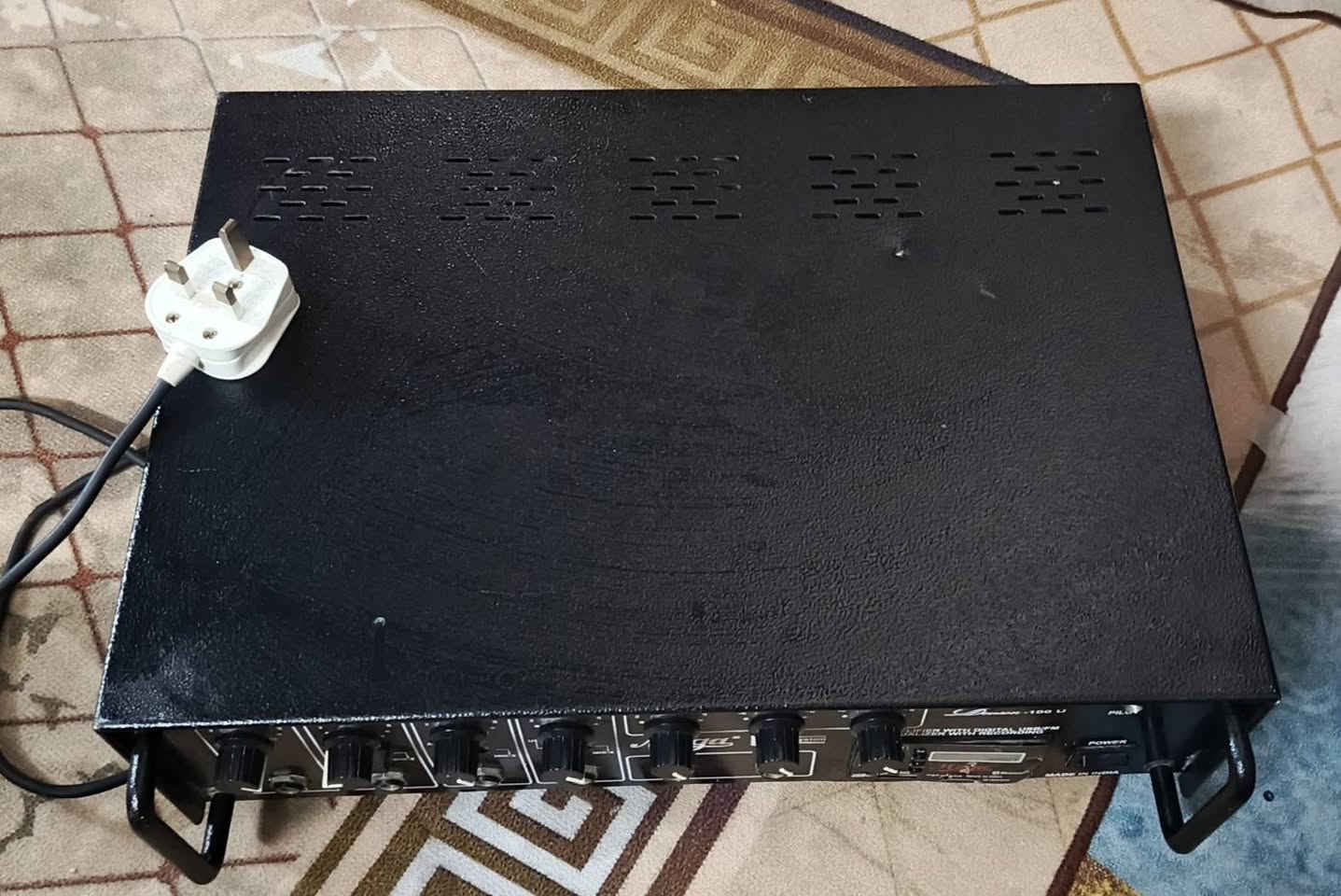 هذا الجهاز هو مضخم صوت (Amplifier) من نوع Denson 100U ماركة Mega.
للبيع.   مستــــــــــــــخدم

النوع: مضخم صوت للأنظمة العامة (PA System).

المميزات التقنية: يحتوي على مشغل USB، راديو FM، ومعادل صوت (Equalizer) مع خاصية التسجيل.

المداخل: يتضمن 4 مداخل ميكروفون ومداخل إضافية (AUX).

الصناعة: صنع في الهند.

مستخدم نضافه 90٪ 
مكاني بغداد


**إذا كنت صاحب هذا الإعلان وتريد حذفه لأي سبب، رجاءا أرسل رسالة إلى الدعم الفني**