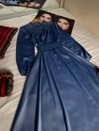 فستان ملكي • مقاسات ٣٨-٥٠ • توصيل جميع المحافظات