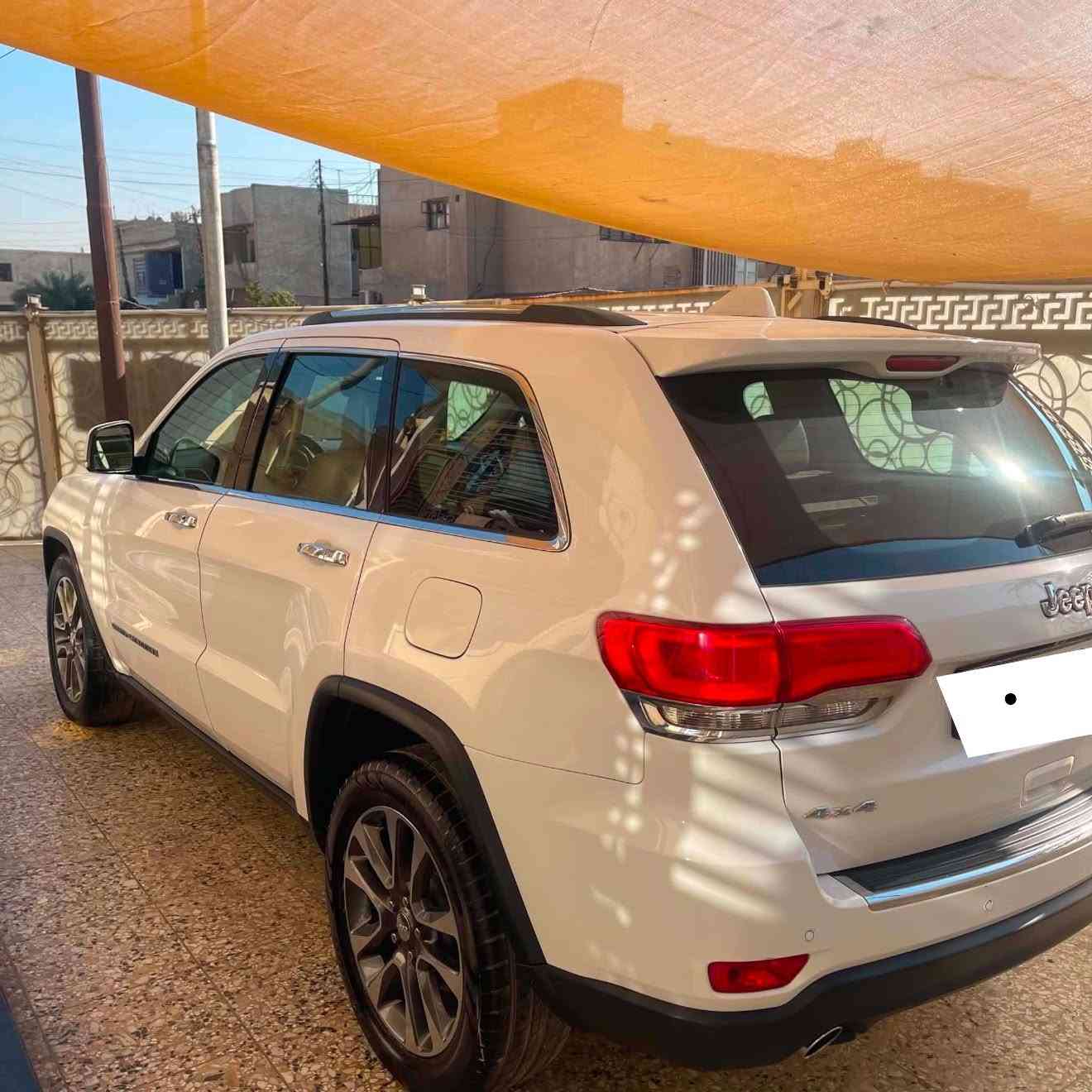 جيب 2018 خليجي لمتد بلاص ٣ شاشات 
رقم بغداد تحويل ثاني يوم
مكفولة عدا شويه صبغ باب الصدر
مكينه وكير بشرط 
ماشيه 95  الف كيلو متر 
فول مواصفات  
كشنات خزن ميموري 
كشنات جلد 
شفتات ستيرن 
اشاير بالمري 
بانوراما 
حساسات امامي خلفي 
الصندوق كهربائي 
بعد هواي مواصفات بيها فول الفول
رقم بغداد باسمي ومكاني بغداد  
للتواصل:***********

