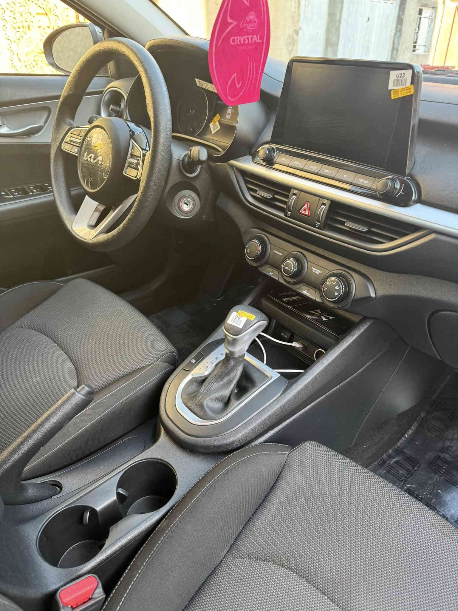 السلام عليكم للبيع كيا فورتي موديل 2023 
رقم بغداد بسمي 
وارد امريكي حادثا فقط  دعامية امامية وبيها صندوك مبدل وجاملقين صبغ فقط بدون ضربة ماشية 24 السيارة علة ايدي من امريكة السيارة وضع شركة وحديدة بمعنى الكلمة 
مكينة 2000 دوش 
السيارة برقي ما مفتوح بيها 
السعر 154 
العنوان بغداد شارع الورفلي ***********
