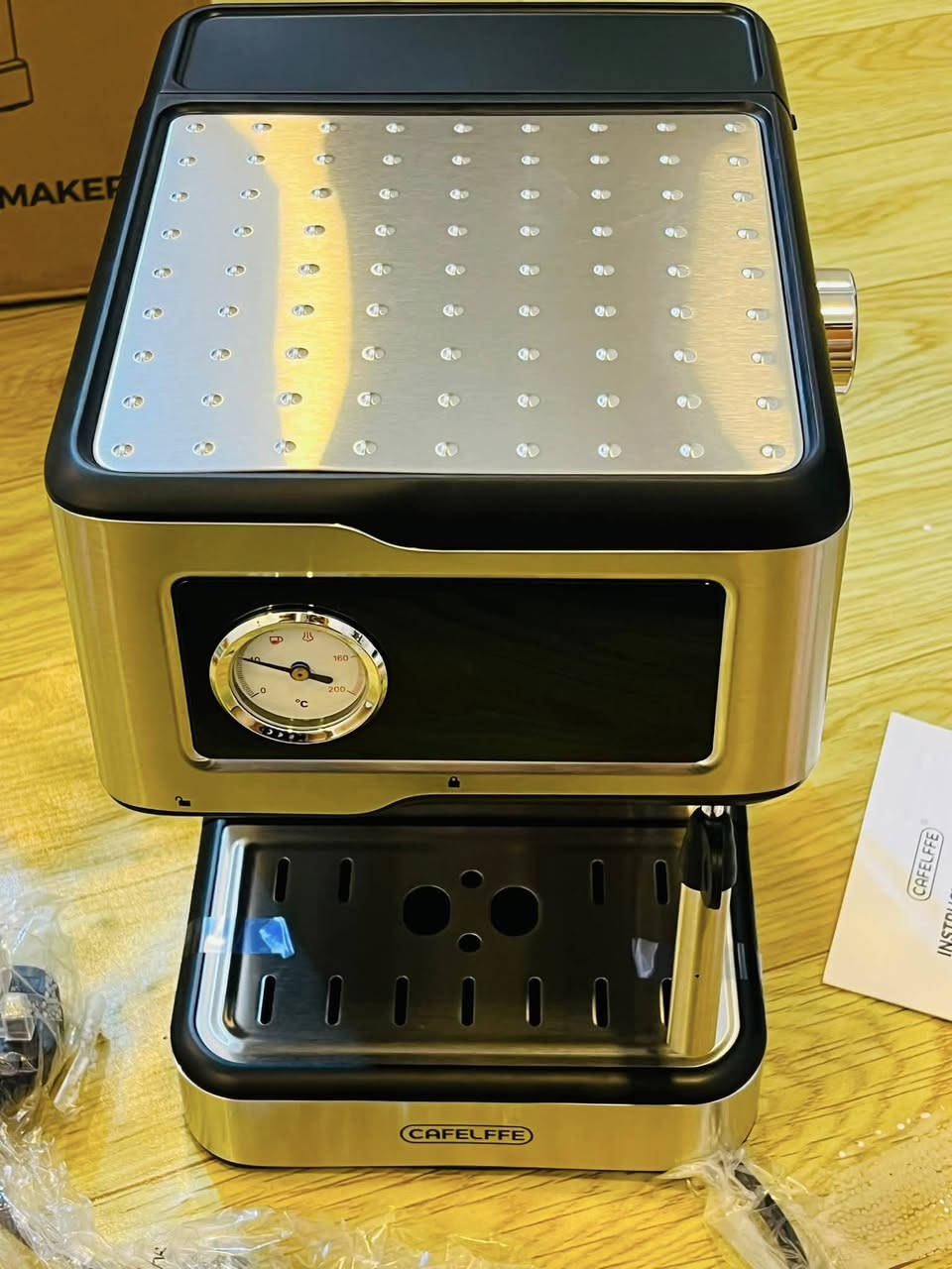 ماكينة إسبريسو CAFELFFE MK-901: ماكينة قهوة شبه أوتوماتيكية بضغط 20 بار وشاشة تعمل باللمس.المميزات الرئيسية: تحتوي على نظام رغوة الحليب وخزان مياه سعة 1.5 لتر تقريبًا.الوظائف: قادرة على تحضير القهوة الساخنة والباردة.
جديده لوك 
سعر ٩٥ الف 
شوفو سعرهه بالعراق بأخر صوره 
متوفر توصيل ٥٠٠٠

للحجز ع الخاص 
توفرت قطعه وحده فقط


**إذا كنت صاحب هذا الإعلان وتريد حذفه لأي سبب، رجاءا أرسل رسالة إلى الدعم الفني**