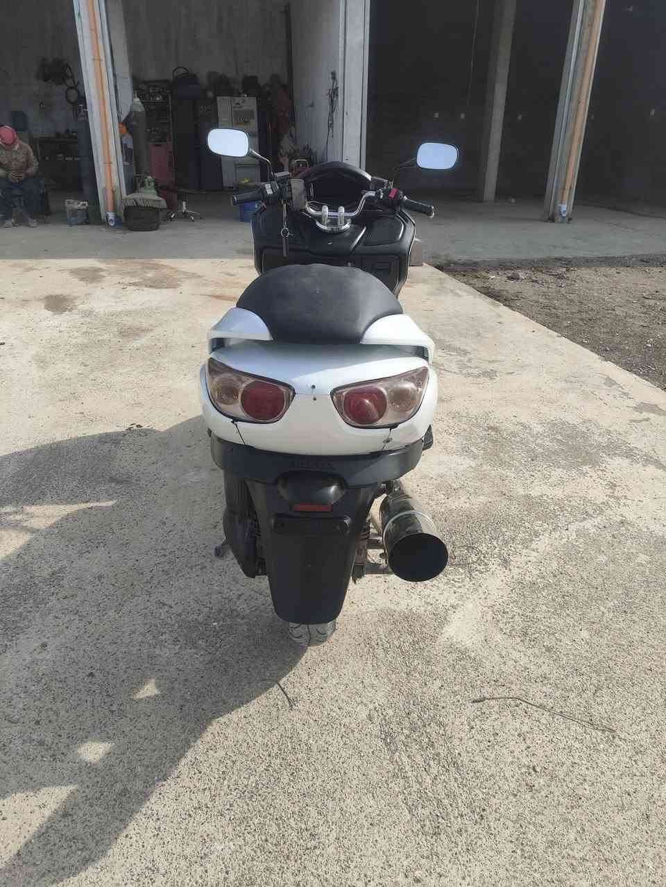 مطلوب بطح مراوس بفورزة 09مكفولة محرك رمبة فقط مفيلس ومجيك السنتر يعني بس قبق ولفات مفتوح غيرة ماملعوب بي واكفلك كلشي ودراجة نضيفة وخير من الله كمرك مدفوك ومنفيس كامل  متوفر فقط اتصال ***********
