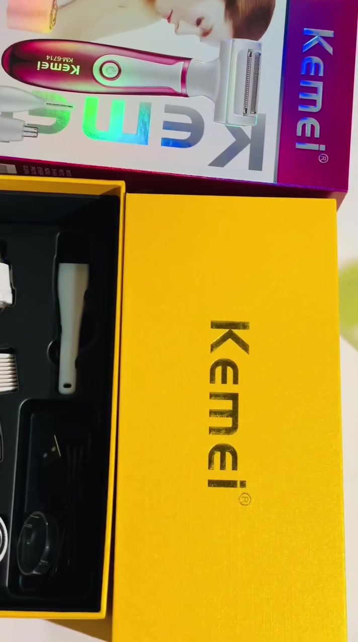 🌸 صالونكِ المتكامل في بيتكِ مع كيمي (Kemei KM-6714)! 🌸
لكل بنت بتدور على النعومة، السرعة، والراحة.. اختصرنا لكِ كل أدوات العناية بجهاز واحد ذكي وعملي جداً! ✨
 الأنيقة باللون الوردي الجذاب، والتي تأتي بوظائف متعددة (4 في 1)  لكل احتياجاتكِ اليومية بكل سهولة وأمان بدون أي ألم.
1..رأس حلاقة وتحديد الحواجب
2.رأس مخصص للأماكن الدقيقة
3.رأس الحلاقة الدائري الصغير
4..كابل شحن USB
#الاصلي_100 
#للحجز_والاستفسار_دايركت 
#بوست + #تصويرنا + #ستوريات


**إذا كنت صاحب هذا الإعلان وتريد حذفه لأي سبب، رجاءا أرسل رسالة إلى الدعم الفني**