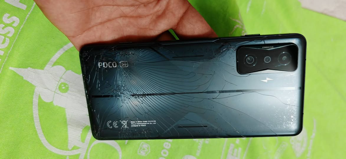 للبيع جهاز بوكو F4جيتي  256والرام 12 المعالج 8جين 1جهاز ضهرة بس مكسور غيرة ضهر جهاز مكفول شراي يتصل *********** سعر 200
