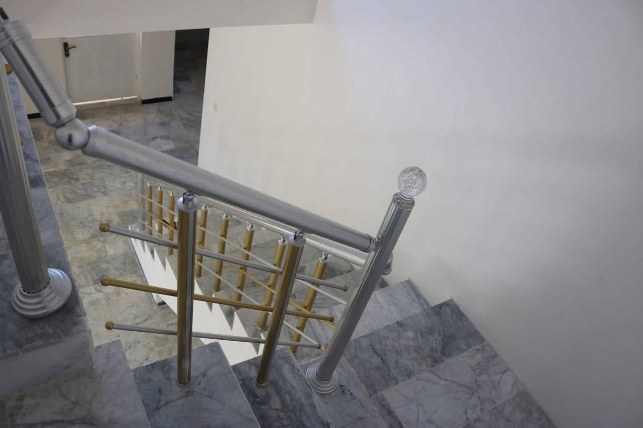 دار للبيع في مجمع السلام السكني
مساحة الدار 200 م
طابق ونص متكون من (2 غرفه +صاله +استقبال
+مطبخ +حديقه +كراج+2مناور +3 صحيات)سعر الدار 190 مليون باقي ع الدار مطلوب 30 مليون بي مجال للشراي 
عنوان المدينة:
كربلاء / الحر / قرب المستشفى التركي / بعد السيطره 55 ثالث مشروع يسارا 
للأستفسار أكثر يرجى الاتصال على                                 
 ‭0772 564 7150‬
او واتساب  ***********
