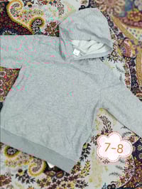 ببيع ملابس أطفال جديدة مناسبة للأعمار المختلفة:   1. بلوزة زرقاء برسمة...