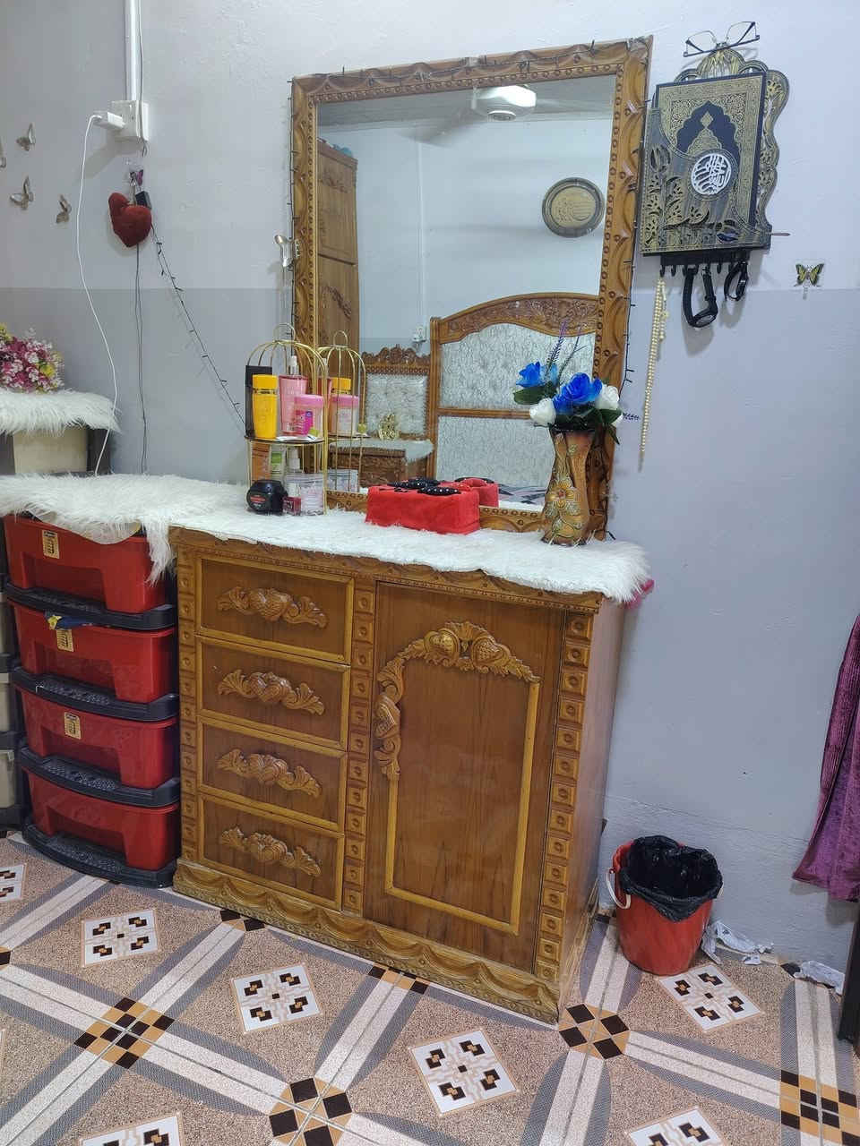 السلام عليكم عندي غرفه نوم للبيع خشب صاج بدون زاويا شغل تفصال مومال مال معرض السعر مليون وبيها مجال عنوان موصل جانب الايمن الاتصال عل رقم ***********
