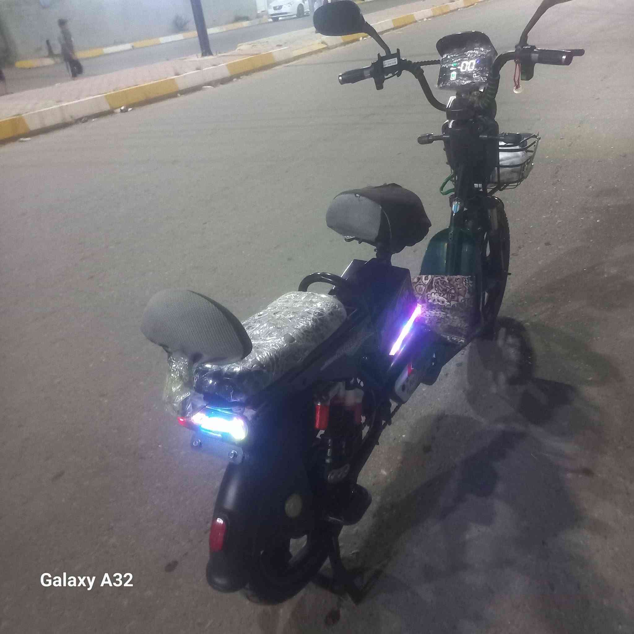سلام عليكم ماطور شحن اللبيع نضيف حيل شغال كامل حجم ٢٠ بصمات ثنين سويجات ثنين شحن الوحدة يمشيك 60كيلو تشغيل عن بعد بلوتوث اشاير يمين يسار دبل إشارة سعرة 400 وبيها مجال اللطيبين وهذا رقمي ***********
