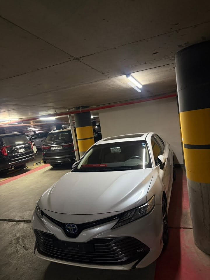 🚗 تويوتا كامري 2020  
limited edition-
– فل مواصفات / هايبرد (خليجي) 🚗

‎📍 المواصفات الأساسية:

* محرك 4 سلندر هايبرد (اقتصادي وقوي)
* ماشية: 66,000 كم فقط
* بحالة ممتازة جداً (كأنها جديدة)

‎🛡️ الضمان / الشروط:

* القير والمكينة بشرط ✔️
* النقل بشرط
* لا توجد أي مشكلة فيها
* لا يوجد ضمان وكالة، لكن حالة السيارة ممتازة

‎✨ حالة السيارة:

* نظيفة جداً ومحافظة عليها
* السنوية جديدة
* جميع أغراض الشركة موجودة معها،
* بیە ضمان شریکە ساس واحد سنە و ستة شهر

‎🛠️ المواصفات والتجهيزات:

* فتحة سقف (سلاید)
* رادار + نظام الحفاظ على المسار
* حساسات أمامية وخلفية
* بصمة تشغيل + بصمة أبواب
* إضاءة LED كاملة
* أوضاع القيادة: Eco / Normal / Sport
* مرايا كهربائية قابلة للطي
* شحن لاسلكي للموبايل
* كاميرا خلفية
* Traction Control
* ستائر
* مقاعد جلد مع شامواه أصلي

‎🚨 معلومات الحوادث / السمكرة:

* بدون صبغ، فقط 3 أماكن PDR
* لم تتعرض لأي حوادث كبيرة أو مشاكل في الشاصي
* الحالة العامة للسيارة نظيفة ومحافظة

‎💰 السعر المطلوب:

* السعر المطلوب: للتفاصيل والسعر النهائي يرجى التواصل
* قابل للتفاوض مع المالك

‎📍 موقع السيارة:
* العراق سلێمانی

‎📞 رقم المالك: ***********
