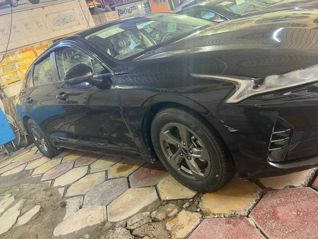 .السلام عليكم 
للبيع كيا كي فايف . موديل ٢٠٢٣ . ماشيه ٧٤ الف . رقم بغداد انكليزي سنوية جديدة . مكينة ١٦٠٠ تيربو . فول مواصفات ما عدا الفتحه . حادثها و سونارها موضح بالصور مبدل فقط بنيد . ما بيها نقص .
السعر ١٥٥$ ورقة بيها مجال للشراي 
العنوان بغداد الجديدة 
***********
.
