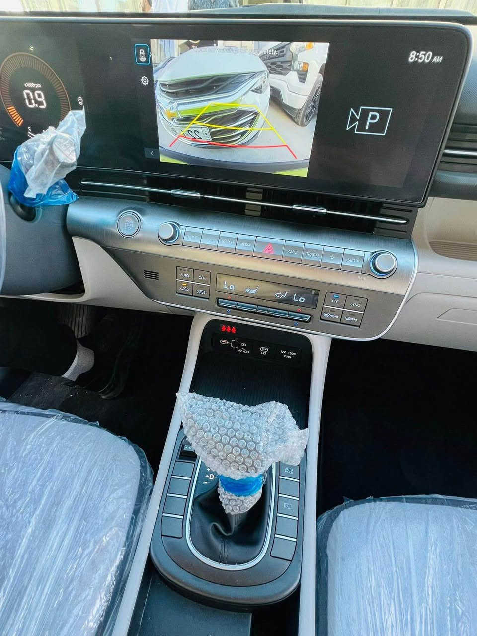 هونداي كونا 2024 
محرك  2000 دوش  
لون مميز 💚
ماشية 4  الف فقط
حادث فقط - جملغ و باب صبغ 🔻
ايرباكات كلها سليمة شركة ✅

مواصفات SEl
بصمة 
كاميرة
تبريد مركزي امامي وخلفي
شاحن لاسلكي 
ابواب بصمة
ويل كب كروم
كشنات كهربائي
تبريد مركزي امامي وخلفي
مصابيح LED أمامية.
مصابيح LED خلفية.
أضواء ضباب.
أضواء LED ساطعة خلال النهار
نظام الدخول الذكي.
نوافذ كهربائية.
حساسات خلفية لصف السيارة
نظامي  Android Auto و Apple CarPlay.
نظام الملاحة GPS.
اتصال Bluetooth.
اتصال USB.
مدخل AUX.
نظام تثبيت سرعة ذكي.
تشغيل المحرك عن بعد.
نظام تثبيت السرعة.
السعر 156 
تكلفة الرقم 15 ورقه 
العنوان / اربيل شارع 100 ( معرض اربيل كارس )
للاتصال واتساب ☎️*********** اكر, نينوى
